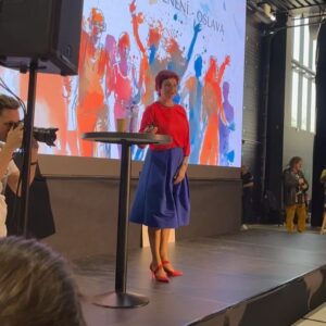 Simona Babčáková Instagram - Prosím nadšeného muže a kuchaře, který mi v sobotu po mém vystoupení na @festivalevolution daroval sushi pro mě i mé kolegy z @dejvicke_divadlo, se kterými teď zkoušíme I o víkendu, neb už se blížíme k premiéře, ať se ozve, chci mu poděkovat 🙏 Překvapilo mě, kolik lidí bylo ochotno naslouchat, i když bylo venku hezky.🙂🙏 Festival je skvělá příležitost potkat se s přáteli a já děkuji za setkání s Petrou a Danem, které se nám protáhlo ještě na drink do Stromovky. Děkuji za tyhle jarní dárečky. 🙂  jsem ráda, že @pravy_domaci_casopis stále žije. 🙂🙏