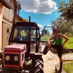 Simona Babčáková Instagram - Jestli na své práci něco kromě všech svých kolegů  miluju,tak to, že se pořád učím něco nového. V sobotu jsem poprvé v životě řídila traktor a dnes dokonce dodávku a rovnou na Václaváku. Jakýpakcopak! 😀
.
.
.
.
#film #shooting #nataceni #onset #herecka #babcakova #simonababcakova