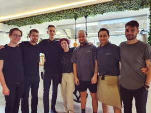 Simona Babčáková Instagram - Žijete-li v Šumperku nebo projizdite kolem, velmi doporučuji @bistro_sumperk Nejsem gurmán, ale z jejich citronove omáčky jsem měla boule za ušima a moje chuťové pohárky zažívaly slast. Plus velmi příjemná obsluha. To všechno na místě, kde byla dřív nonstop herna. A mně to dávat naději, že se dějí změna k lepšímu. Bylo to pro mě jako zjevení a za toto doporučení mě nikdo neplatí. Vychází mi ze srdce. A pokud chceme, aby takovéto podniky přežily, musíme je navštěvovat a vzájemně si je doporučovat. Čokoláda se šlehačkou v Cafe Tuli je jistota, která se od mé střední školy nezměnila.  Děkuji.