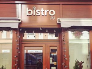 Simona Babčáková Instagram - Žijete-li v Šumperku nebo projizdite kolem, velmi doporučuji @bistro_sumperk Nejsem gurmán, ale z jejich citronove omáčky jsem měla boule za ušima a moje chuťové pohárky zažívaly slast. Plus velmi příjemná obsluha. To všechno na místě, kde byla dřív nonstop herna. A mně to dávat naději, že se dějí změna k lepšímu. Bylo to pro mě jako zjevení a za toto doporučení mě nikdo neplatí. Vychází mi ze srdce. A pokud chceme, aby takovéto podniky přežily, musíme je navštěvovat a vzájemně si je doporučovat. Čokoláda se šlehačkou v Cafe Tuli je jistota, která se od mé střední školy nezměnila.  Děkuji.