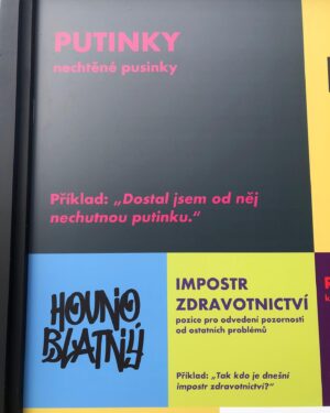 Simona Babčáková Instagram - Děkuji @sona_jonasova,že mě včera vzala na drink na nábřeží....ano, byl to zase aperol 😀 a, že jsem viděla umění a myšlení mladých tvůrců a nový způsob komunikace, dokonce i nová slova. A na jednom plakátu @formans a zrovna jsem měla k plakátu hodici se šaty, za což děkuji Radce a její značce HaPuPa a pro bystré oko i mé oblíbené @bosobotyleguano, které nosím i doma jako papučky. 🙂 a lidi si povídali a sdíleli a byli hezký a já jsem cítila hluboký vděk, že žijeme v míru a můžeme měnit věci v dobrých podmínkách. Což po volbách platit nemusí. I toto je dobré si uvědomit, když pochybujeme, jestli má smysl jít volit. 🙂