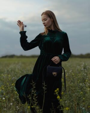 Simona Kollárová Instagram - Autumn vibes with little black bag 🟰 www.timestore.sk 

Nadčasová klasika,akou malá čierna kabelka rozhodne je, funguje dokonale s každým jesenným outfitom. V tom je jej univerzálnosť. A keďže nie som príliš expert na kombinovanie oblečenia s doplnkami , táto kabelka ma nikdy nesklame 🤍Ak neodoláš, pri nákupe na timestore.sk použi zľavový kód: ♾️ sima ♾️
.
.
.
.
.
.
.
.
#timestore #timestoresk #ootd #ootdfashion #outumnfashion #outumnideas #velvetdress #greendress #lbb #littleblackbag #blackbag #michaelkors #mkbag #autumn #fall #leatherbag #inspirationlook #outfitoftheday #collab @michaelkors