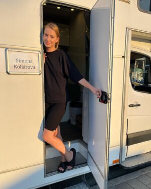 Simona Kollárová Instagram - Moje natáčanie v Istanbule sa už pomaly blíži ku koncu a ja si stále hovorím, aké som mala obrovské šťastie…
Šťastie, že som mohla na tomto projekte spolupracovať a zároveň spoznávať krásy veľkomesta ležiaceho na hranici Európy a Ázie. 🧡
📷 @stanatop @miskorezny