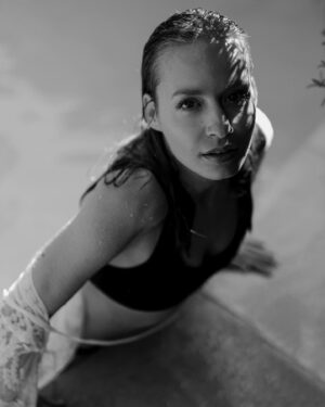 Simona Kollárová Instagram - 🕊️”Liberté” by @mariettakollarova.art 
.
.

.
.
.
.
.
.
.
.
.
#photography #blackandwhitephotography #body #water #bohostyle #aqua #ootd #ootdfashion