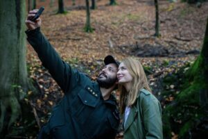Simona Kollárová Instagram - Dnes to bude rozlúčková…🌲
Chcem sa poďakovať všetkým divákom seriálu “Hranica”, tvorcom a kolegom - prežili sme spolu dva šialené roky plné pašovania a úsmevných príhod. 
Viem, že veľa z Vás by pokračovanie uvítalo, no aby mohlo prísť niečo nové, to staré musí odísť. Tak si dnes večer užite posledné 2 epizódy najviac ako to len pôjde. Verím, že sa budete usmievať 🥰 
@tvjoj ďakujem za príležitosť ❤️
Foto: @stanatop 
#hranica #tvjoj