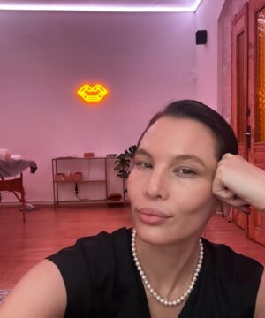 Simona Rýdlová Instagram - HLEDÁM POSILU DO STUDIA ✨
- takovou moji pravou ruku 
co potřebuji:
- super schopnou ženu nadšenou do sebepéče
- s pozitivním klientským přístupem
- vyřizování objednávek 
- management týmu trenérek
- kreativní myšlení
- produkční schopnosti
- pomoc se sítěmi 
- přijímání klientek na recepci
- pečlivost, loajalitu, nadšení
- týmového hráče 
- někoho, kdo může být na recepci do 19:00 a má vkus
- nástup velmi brzy
.
nabízím:
- skvělý tým
- být součást firmy, která dělá radost a mění svět 
- práci, která dává smysl
.
zájemkyně prosím posílejte na: simona@simyoga.cz
.
se těším 😉
.
#faceyogasimona #tym
