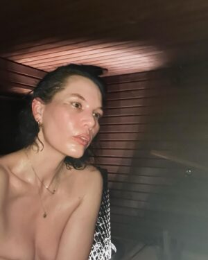 Simona Rýdlová Instagram - Serious Sunday Selfcare a 
jarňáky ve Finsku. Hodně sauny, ohně v krbu, mega zimy, karetních her, dobrých ryb a vzpomínek na dětství tady 👩‍👦🌲❄️🧖‍♀️
.
Neodkládejme věci na potom. Až budou děti větší, budeme mít víc času.. teď je ten čas. Pak bych to totiž na běžkách v -20 nemusela dát;)
.
#faceyogasimona #sss #familytime