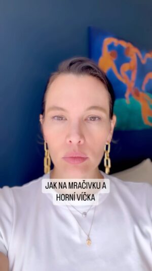 Simona Rýdlová Instagram - Před 7 lety jsem měla 2 velké mračivky a spadlá víčka.
Teď je mi 43 a nemám ani jedno.

Tohle je cvik pro pokročilé.
- můžete použít obě ruce
- nesmíte zvednout ramena
- nejdřív čelo uvolněte poklepáním
- přilepte prsty a vytáhněte šikmo vzhůru
- prostřední prsty lehce roztáhněte od sebe 
- nesmíte krčit nos
- zbytek tváře uvolněný
- mžourejte silou nahoru 

Zvu vás do on-line programu mezi lidi, kteří vzali svůj obličej do vlastních rukou 💪🏻✨. Odkaz na on-line NAPLNO je v biu nebo stories.

Máme to v rukou 😉

#faceyogasimona #faceyoga #oblicejovajoga #faceexercise #jdeto #prirozene