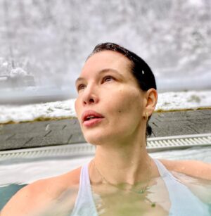 Simona Rýdlová Instagram - Serious Sunday Selfcare 
❄️💆🏻‍♀️🤍
Vždy jsem byla citlivá na chlad a nesnášela jsem studenou vodu. A právě proto se už několik let otužuji. Ráno se sprchuju studenou vodou, i když se mi pokaždé nechce. Ten pocit potom stojí za to. Jsem méně nachlazená, lymfu a pleť mám lepší. Jsem celkově odolnější. Je to takový každodenní trénink nekomfortní zóny. Zvládnu pak jiné nekomfortní situace lépe. 
.
Pečujme o sebe, nikdo jiný to za nás neudělá. 
.
#faceyogasimona #selfcare #sebepece #otuzovani #sss