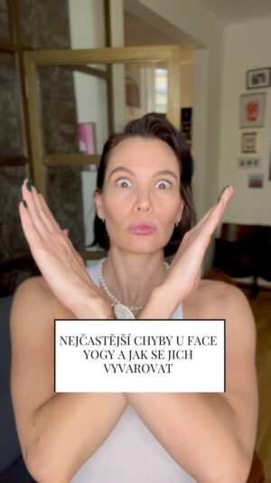 Simona Rýdlová Instagram - Nejčastější chyby u Face Yogy a jak se jich vyvarovat
➡️ Vytažená ramena a napětí v šíji
Obličej nekončí vlasovou linií. Vše spolu souvisí a proto pracuji i s upravením postoje, otevření hrudníku a posílení středu těla. Dokud neupravíte postoj, druhé brady a vrásek na čele se nezbavíte.

➡️ Předsazená hlava. 
Hlava má odpočívat na páteři. Nejdřív se musí srovnat postoj hlavy, pak se věnovat svalům na obličeji. Jinak si budete zadělávat na bolest v krční páteři a spadlé kontury a koutky.

➡️ Nesprávné cvičení a naopak vytváření si vrásek.
Vše jde cvičit špatně a zvlášť na obličeji je každý milimetr znát. Ne vše co najdete na sítích je ok. Jakmile si při cviku vytváříte někde vrásky, je to špatně. Vidím to tady kolem neustále. Pak za mnou ženy chodí, že něco cvičily, ale že to nefunguje nebo je to ještě horší. Přeučovat špatné návyky je těžší, než vytvářet nové. Šetřete čas a svůj obličej a praktikujte správně a efektivně. Face Yoga není random hýbání obličejem. Je to velmi delikátní záležitost. 

➡️ Zapojování špatných svalů už tak přetížených.
Na obličeji jsou svaly přetížené a spící. Některé se musí uvolňovat, některé natahovat, některé posilovat. Proto je to jóga, taková velmi detailní  obličejová ásana. Bohužel pokud cvicite random z netu, nepoznáte rozdíl, protože to prostě nevíte a akorát si u toho ubližujete a přiděláváte vrásky. A ani nemusíte.
 
➡️✨💆🏻‍♀️ Zvu vás do on-line programu NAPLNO, mezi lidi, kteří se rozhodli vzít obličej do svých rukou, šetřit čas a efektivně pracovat se svým obličejem. Je tam zrcadlový software, takže vychytatáte chyby. Budete ho mít napořád. Jsem lektor Face Yogy od 2017 a lektor jógy ještě déle, kombinuji tak pro větší efektivitu víc technik najednou. Jen 10min denně, to je za mě udržitelný čas. Link v biu.

#faceyoga #faceyogasimona #oblicejovajoga #onlinenaolno #vrasky #jdeto #vsesevsimsouvisi #nedelejtechyby #kterenemusite