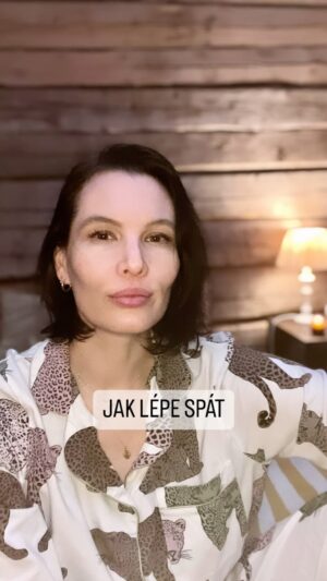 Simona Rýdlová Instagram - Hodně z vás mi říká, že máte problém se spánkem. Jak lépe spát? Mám pro vás pár tipů, co pomáhá mě.

- změna světla večer na teplejší 
- hlídat si večer screen time
- žádná práce a telka do postele
- svíčka, Palo Santo
- příjemná hudba
- kniha místo Netflixu
- bylinný čaj místo vína
- aromaterapie od Saint Charles- Sleep Well, u nás prodává @byssine.club 
- není  to klasická levandule, ale směs bylin na podporu spánku
- proklepnout si celý obličej a hlavu- metoda tapping

Dobrou 😘

#jdeto #prirozene #spoluprace #aromaterapie #lepsispanek