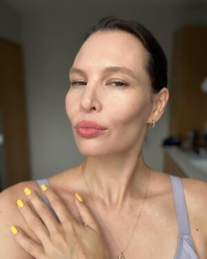 Simona Rýdlová Instagram - Ať je den žen každý den ♥️🥰👯‍♀️
Přeji nám, mé milé ženy, ať se máme rády. Naše úžasná těla, která umí dávat život. Naše prsa, která umí živit dítě..
Pečujme o naše krásná těla. Nesrovnávejme se. Krása je subjektivní. Je úplně jedno, kdo má větší prsa nebo menší zadek. 
Zdravé a opečované tělo má v sobě i sebevědomou a krásnou ženu ♥️
.
Máme to v rukou.
.
Já vím, ze je to zítra, ale jdu z festivalu Všem ženám a jsem tak plná tý skvělý ženský energie, že se s vámi o to musím podělit ☺️
.
#mdz #zenazenam #faceyogasimona