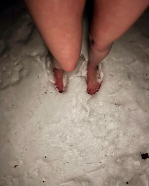 Simona Rýdlová Instagram - Serious Sunday Selfcare a 
jarňáky ve Finsku. Hodně sauny, ohně v krbu, mega zimy, karetních her, dobrých ryb a vzpomínek na dětství tady 👩‍👦🌲❄️🧖‍♀️
.
Neodkládejme věci na potom. Až budou děti větší, budeme mít víc času.. teď je ten čas. Pak bych to totiž na běžkách v -20 nemusela dát;)
.
#faceyogasimona #sss #familytime