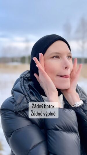 Simona Rýdlová Instagram - Žádný botox, žádné výplně.
Jde to. Přirozeně. 
Volba je jen na nás.
. 
Tohle jsou moje nejoblíbenější liftingové cviky, které mi vždy zvednou nejen obličej, ale i náladu. 
.
Zvu vás do on-line programu NAPLNO mezi lidi, kteří se rozhodli vzít obličej do vlastních rukou.
.
link v biu
. 
Face Yoga and natural beauty rulez 😎
.
#faceyogasimona #faceyoga #oblicejovajoga #prirozenakrasa #naturalbeauty #nobotox #nofillers