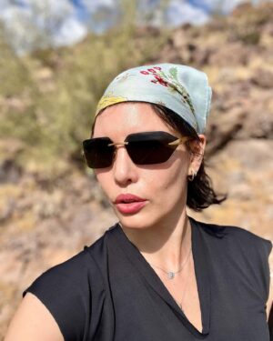 Simona Rýdlová Instagram - Posílám vám trochu horkého slunce z Arizony ☀️
Přijela jsem na meditační a jogový retreat za mým učitelem. Vím, je to trochu uchylný jet přes půl světa meditovat v poušti. Některé lidi a zkušenosti za to ale stojí. Neustále se vzdělávám a posouvám, abych vám mohla stále dávat. Proto jsem tady. 

Mám pár dní před retreatem, abych se aklimatizovala a prozkoumala okolí. Je tu 37 stupňů a 9hod časový posun 😅.

Cestuji nalehko, jen s příručním zavazadlem. Naučila jsem se brát na cesty jen to, co doopravdy potřebuji. A to je polovina kufru kosmetika 😜 Když jsou věci kvalitní, moc jich nepotřebuji. Moje cestovní must have je nano triko od @ladavyvialova a ultralehké sluneční brýle od @prada @luxottica.

Pečujme o sebe a posouvejme se dal ♥️

#faceyogasimona #selfcare #sebepece
