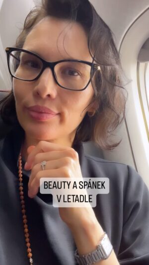 Simona Rýdlová Instagram - Nikdy jsem v letadle moc nespala. Nedávno jsem letěla do Arizony, 2 přestupy, 9 hodin časový posun.. potřebovala jsem si to vychytat tak, abych přijela odpočatá a neměla 3 dny jetlag. V letadle je hodně suchý vzduch, takže se extra věnuji pleti a klidně si dám peťovou masku nebo hustý balzám. Vychytala jsem si to tentokrát natolik, že jsem plných 6 hodin spala a přiletěla jsem odpočatá a s hezky hydratovanou pletí.

Moje must have do letadla jsou:
- melatonin, přírodní záležitost na podporu spánku od @yolab_cz 
- antibakteriální gel
- vlhčené ubrousky
- květinový hydrolát pro svěží pleť
- aromaterapie na podporu spánku
- stahovací podkolenky, mám tendenci k praskajícím žilkám
- teplé ponožky, sundám boty a dám si je podkolenky
- šálu na přikrytí 
- polštářek a škrabošku
- bylinkové bonbóny, jak je v letadle suchý vzduch, tak se snadno v krku něco usadí, pomůže i vyrovnáním tlaku
- hodně vody, žádný alkohol ani bublinky
- kniha
- samozřejmě si ještě v letadle vyčistím pleť, extra hydratuji, nanesu balzám, zacvičím si Face Yogu a udělám si masáž, abych nepřijela oteklá
- SPF, vždy a všude, na cesty mám ráda ty ve sticku, nemusíte se dotýkat prsty

Bezpečné a pohodlné cesty všem 🛩️💺🛤️🚉

#spoluprace #faceyogasimona #nacestach #melatonin