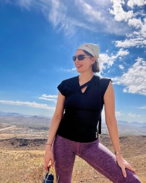 Simona Rýdlová Instagram - Posílám vám trochu horkého slunce z Arizony ☀️
Přijela jsem na meditační a jogový retreat za mým učitelem. Vím, je to trochu uchylný jet přes půl světa meditovat v poušti. Některé lidi a zkušenosti za to ale stojí. Neustále se vzdělávám a posouvám, abych vám mohla stále dávat. Proto jsem tady. 

Mám pár dní před retreatem, abych se aklimatizovala a prozkoumala okolí. Je tu 37 stupňů a 9hod časový posun 😅.

Cestuji nalehko, jen s příručním zavazadlem. Naučila jsem se brát na cesty jen to, co doopravdy potřebuji. A to je polovina kufru kosmetika 😜 Když jsou věci kvalitní, moc jich nepotřebuji. Moje cestovní must have je nano triko od @ladavyvialova a ultralehké sluneční brýle od @prada @luxottica.

Pečujme o sebe a posouvejme se dal ♥️

#faceyogasimona #selfcare #sebepece