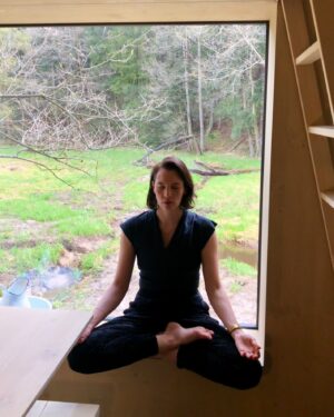Simona Rýdlová Instagram - Hezký víkend všem 🤍🌲🧘🏻‍♀️
třeba ve stromovým domečku
.
A kind reminder ode mě: pečujte o sebe, nikdo jiný to za vás neudělá ♥️
.
#meditace #selfcare #faceyogasimona