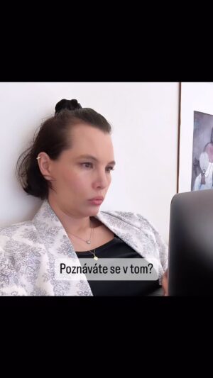 Simona Rýdlová Instagram - Pracujete na počítači a poznáváte se v tom?
Druhá brada, předsazená hlava, shrbený záda, bolavá krční pater, vrásky na čele, bolavé zápěstí, noha přes nohu?
Zbytečně si vytváříme předčasné vrásky a škodíme si. Pro mě je luxus každodenního života, když aktivity, které dělám nejčastěji jako je spánek a práce, tak je mám vyladěné tak, abych si u toho neškodila. 
.
Jak na to při práci? 
- dejte si monitor do úrovně oči (horní část)
- monitor na délku paže v pěsti 
- zapojte nohy a opřete se o ně
- zasuňte hlavu dozadu nahoru ne směru elfích uší
- používejte ergonomický myš a klávesnici, já si oblíbila ty od @logitech , mají to proste vychytané
- pravidlo 20/20/20, střídejte pohled do monitoru a do dálky
- protáhněte se po práci a jděte se třeba projít
.
Face Yoga je super a pomáhá, ale stejně tak důležité jsou naše návyky a zlozvyky. To, co děláme každý den a opakujete to. A návyky se daji změnit 🤍
.
Máme to v rukou.
.
#spoluprace #logitech #postoj #vsesevsimsouvisi #nakyky #faceyogasimona