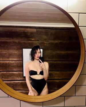 Simona Rýdlová Instagram - Serious Sunday Selfcare a 
jarňáky ve Finsku. Hodně sauny, ohně v krbu, mega zimy, karetních her, dobrých ryb a vzpomínek na dětství tady 👩‍👦🌲❄️🧖‍♀️
.
Neodkládejme věci na potom. Až budou děti větší, budeme mít víc času.. teď je ten čas. Pak bych to totiž na běžkách v -20 nemusela dát;)
.
#faceyogasimona #sss #familytime