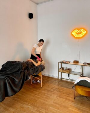 Simona Rýdlová Instagram - Těšíme se na vás v prvním Face Yoga studiu u nás, Bělehradská 35.
.
Můžete si dát FACE THERAPY, moji originální techniku. Za hodinu budete mít vyliftovaný obličej a skvělý pocit. Je to hluboká, manuální technika. Není to masáž, je to cvičení. Vy nic dělat nemusíte, my pracujeme za vás, na vás 😎. 
.
Rezervační systém je na webu. Link v biu.
.
Nebo si můžete dát individuální lekci se mnou. Termíny mám aktuálně volné od dubna, ale i ty se rychle plní.
.
Natural beauty rulez ✌🏻
.
Máme na výběr.
.
Máme to v rukou.
.
#faceyogasimona #faceyoga #oblicejovajoga #facelift #prirozene