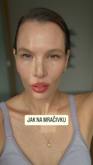 Simona Rýdlová Instagram - Jak se zbavit mračivky 
Před 8 lety jsem měla celkem velké vrásky mezi obočí. Tajně jsem proto běžela na botox. Vrásky zmizely, ale mě to vyděsilo, že bych něco takového měla už celý život opakovat. Hledala jsem alternativy a přivedlo mě to k Face Yoze. Vystudovala jsem ji a přivedla k nám, aby mělo co nejvíc lidí možnost volby, co se svým obličejem dělat. 

Mně je teď 43 let a vrásky nemám. Jde to. 

Mračivka je moje slabá část, jakmile svaly neuvolňuji pravidelně, má tendenci okamžitě vyskočit.

Zvu vás mezi lidi, kteří se rozhodli vzít obličej do vlastních rukou. On-line program NAPLNO řeší celý obličej, krk a postoj. Link je v biu nebo stories.

Máme to v rukou 😎

#faceyogasimona #faceyoga #oblicejovajoga #vraskymeziobocim #mracivka #faceexercise #facegym