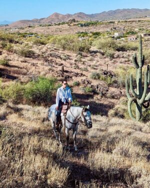 Simona Rýdlová Instagram - Arizona dream ☀️🌵🏜️🐎
posílám vám trochu pouště z Arizony
1. Grand Canyon 
2. je velkolepý, mnohem lepší ve skutečnosti než na fotkách, spadla mi brada, když jsem ho viděla
3. kdekoliv jsem, jdu jezdit, tohle byl splněný sen
4. Na kajaku, jezero Pleasant
5. 300 let staré kaktusy
6. Hlídám 2 psy
7. Kajak na jezeře Prescott
8. Taky hlídám kočku
9. Západy slunce v poušti
10. Kovbojky, taky jedny mám, no

Teď se na pár dní odmlčím a jdu jen meditovat a praktikovat jógu, abych se stále posouvala dál a mohla dávat víc i vám ♥️.

#faceyogasimona #meditace #joga #faceyoga #sebepece #rozvoj #mametovrukou #arizona