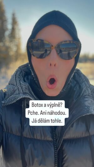 Simona Rýdlová Instagram - Botox a výplně? Pche, ani náhodou. Já dělám tohle 🥰.
10 minut denně. Když se cvičí správně a konzistentně, úplně to stačí. Na obličeji je přes 50 svalů, které se daji uvolnit, protáhnout, posílit nebo zpevnit. Obličej se dá doslova sochat.
.
Třeba na běžkách, když je -17stupňů, aby mi neztuhl obličej a nepopraskala kůže.
.
Tohle je skoro 43 bez botoxu, výplní a filtrů.
.
Proč nejdu do botoxu a vyplní?
- není to dlouhodobě udržitelné 
- musí se to neustále opakovat a stojí to dost peněz
- výplně mění výraz ve tváři 
- svaly díky botoxu atrofují, přestávají být funkční 
- pak vypadají ještě hůř, než před tím, protože jsou ochablé
- botox zůstává v lymfatickém systému, tělo ho neumí zcela vyloučit 
- výplně vám mohou zůstat ve tváři napořád, navážou na sebe vodu a zapouzdří se, ano i kyselina hyaluronová
- znecitlivují obličej 
- omezují mimiku 
- tím i omezují vyjádření emocí
- nechci vypadat jako všichni s výplněmi, chci vypadat jako já
- nechci dávat svůj obličej do rukou někoho jiného 
- výplně umí v zimě zamrzat (info od jedné z mých klientek 🫣)
.
Ano, můžete začít s Face Yogou, i když máte botox a výplně a plynule přejít na cvičení a masáže s Face Yogou. Mám takových klientek mnoho a moc ji jich vážím, za jejich odvahu a důvěru.
.
Zvu vás mezi lidi, kteří se rozhodli vzít obličej do vlastních rukou. On-line program NAPLNO vás provede každým krokem za mladistvým a pevným obličejem.
.
#faceyogasimona #faceyoga #oblicejovajoga #nobotox #nofillers #jdeto #prirozene