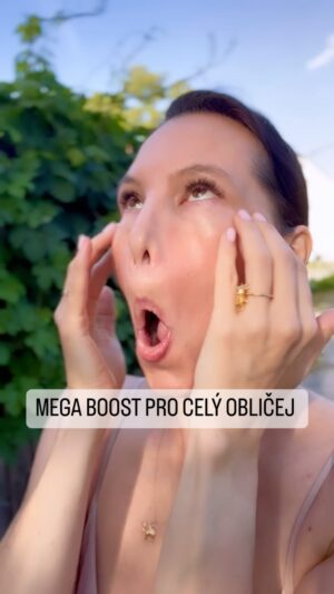Simona Rýdlová Instagram - Tohle je moje ranní must have technika. Procvičí a prokrví celý obličej se zaměřením na ranní otoky pod očima. Není to pro začátečníky. Kombinují se tam už 3 techniky najednou. Pojďme to zkusit se mnou.

- aplikujte olej na hydratovanou pleť, já používám od @lalalabiocz 
- vklepejte pod oči směrem zevnitř ven šikmo vzhůru 
- přidám velké O, stáhněte horní ret, z pusy tvar vajíčka a zapojte tváře 
- podívejte se lehce vzhůru
- nekrčte čelo 
- přidejte mžouraní- zvedání spodních víček nahoru

Je to takové 5 v 1. Procvičíte, posílíte, rozproudíte lymfu, vyliftujete a zbavíte se ranních otoků.

Pro funkční programy vás zvu do on-line NAPLNO mezi lidi, kteří se rozhodli vzít obličej do vlastních rukou.

#faceyogasimona #faceyoga #oblicejovajoga #cviceniobliceje #jdeto #prirozene #spoluprace #prirodnikosmetika #astaxantin