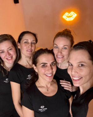 Simona Rýdlová Instagram - Prvnímu Face Yoga studiu u nás je půl roku a je to takový frmol, že jsem ještě nestihla otvíračku. Děkuji, že přemýšlíte i jinak než invazivně 🙏🏻♥️.
.
Face Yoga by Simona, Bělehradská 35.
.
#faceyogasimona #faceyoga #facestudio #oblicejovajoga #jdeto #prirozene #mametovrukou