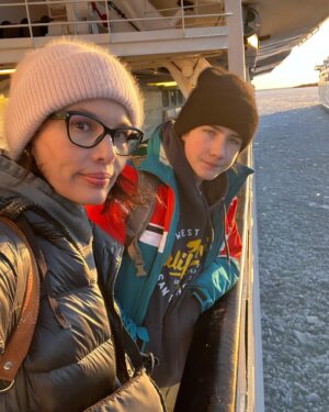 Simona Rýdlová Instagram - Jarňáky ve Finsku ❄️🌲🌨️
Jako malá jsem tady několik let žila a jsem tady od té doby poprvé. Mám tu jeden flash back za druhým. Franz chtěl zimu, sníh a přírodu a já mu chtěla ukázat, kde jsem strávila kus dětství 🤍.
1. vlněnou kuklu tu nesundávám
2. nikde nikdo, i moře utichlo
3. Sibeliův pomník v Helsinkách
4. Lodě proráží ledové kry
5. Muzeum v Turku
6. Fouká..
7. …ale nevadí to
8. Kiki the cat letěla poprvé letadlem 🐈✈️
9. Zamrzlé moře
10. Bob a bobek
.
Také berete svoje děti na místa, kde jste vyrostli?
.
#faceyogasimona #familytime #bobabobeknacestach