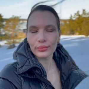 Simona Rýdlová Instagram - Jarňáky ve Finsku ❄️🌲🌨️
Jako malá jsem tady několik let žila a jsem tady od té doby poprvé. Mám tu jeden flash back za druhým. Franz chtěl zimu, sníh a přírodu a já mu chtěla ukázat, kde jsem strávila kus dětství 🤍.
1. vlněnou kuklu tu nesundávám
2. nikde nikdo, i moře utichlo
3. Sibeliův pomník v Helsinkách
4. Lodě proráží ledové kry
5. Muzeum v Turku
6. Fouká..
7. …ale nevadí to
8. Kiki the cat letěla poprvé letadlem 🐈✈️
9. Zamrzlé moře
10. Bob a bobek
.
Také berete svoje děti na místa, kde jste vyrostli?
.
#faceyogasimona #familytime #bobabobeknacestach