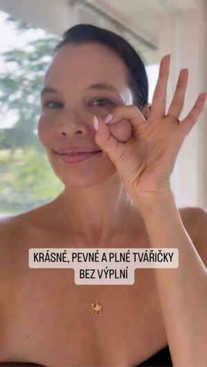 Simona Rýdlová Instagram - “No jo, to jsou výplně” čtu tady často jako komentář.
Na obličeji je přes 50 svalů a dají se uvolnit, posílit a tvarovat stejně jako jiné svaly na těle. Podívejte se na moje před a po 💪🏻🫶🏻.
.
Mám na sobě ráda plnější tváře. Pár minut denně Face Yogy mi je krásně vytvaruje. Pojďte to zkusit se mnou.
.
Tohle nejsou jednoduché cviky. V on-line programu NAPLNO vás nejdřív naučím jak uvolnit čelo, aby se přitom nekrčilo, jak zafixovat oči, aby se kolem nedělaly vrásky. Zaktivujeme svaly zygomaticus Minor, které právě zvedají tváře a vyhlazují nosoretní rýhy.
.
Zvu vás mezi lidi, kteří se rozhodli vzít obličej do vlastních rukou. V on-line NAPLNO programu vás provedu každým krokem. www.simyoga.cz
.
#faceyogasimona #faceyoga #oblicejovajoga #nobotox #nofillers #prirozene #jdeto