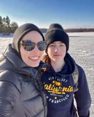 Simona Rýdlová Instagram - Jarňáky ve Finsku ❄️🌲🌨️
Jako malá jsem tady několik let žila a jsem tady od té doby poprvé. Mám tu jeden flash back za druhým. Franz chtěl zimu, sníh a přírodu a já mu chtěla ukázat, kde jsem strávila kus dětství 🤍.
1. vlněnou kuklu tu nesundávám
2. nikde nikdo, i moře utichlo
3. Sibeliův pomník v Helsinkách
4. Lodě proráží ledové kry
5. Muzeum v Turku
6. Fouká..
7. …ale nevadí to
8. Kiki the cat letěla poprvé letadlem 🐈✈️
9. Zamrzlé moře
10. Bob a bobek
.
Také berete svoje děti na místa, kde jste vyrostli?
.
#faceyogasimona #familytime #bobabobeknacestach