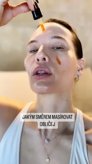 Simona Rýdlová Instagram - JAKÝM SMĚREM MASÍROVAT OBLIČEJ ✨💆🏻‍♀️
- vždy ve směru lymfy
- netaháme si kůži
- nikde se nesmí vytvářet vrásky 
- stále velmi často vidím aplikovat krém krouživými pohyby nebo dokonce si obličej u toho ženy stahují. Koukněte na video a pojďte to se mnou dělat poradně 🥰. 
Použila jsem suchý olej s astaxanthinem od @lalalabiocz 
.
#faceyogasimona #faceyoga #oblicejovajoga #aplikacekremu #astaxantine #prirodnikosmetika #jdeto #prirozene