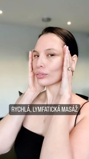 Simona Rýdlová Instagram - Rychlá, lymfatická masáž obličeje pro vás 🫶🏻
a ranní otoky budou pryč 💥

Použila jsem na ni bio olej s astaxanthinem od @lalalabiocz 

#faceyogasimona #faceyoga #oblicejovajoga #spoluprace #prirodnikosmetika #jdeto #prirozene #astaxanthin