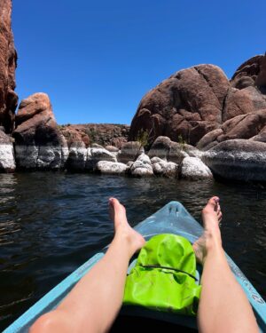 Simona Rýdlová Instagram - Arizona dream ☀️🌵🏜️🐎
posílám vám trochu pouště z Arizony
1. Grand Canyon 
2. je velkolepý, mnohem lepší ve skutečnosti než na fotkách, spadla mi brada, když jsem ho viděla
3. kdekoliv jsem, jdu jezdit, tohle byl splněný sen
4. Na kajaku, jezero Pleasant
5. 300 let staré kaktusy
6. Hlídám 2 psy
7. Kajak na jezeře Prescott
8. Taky hlídám kočku
9. Západy slunce v poušti
10. Kovbojky, taky jedny mám, no

Teď se na pár dní odmlčím a jdu jen meditovat a praktikovat jógu, abych se stále posouvala dál a mohla dávat víc i vám ♥️.

#faceyogasimona #meditace #joga #faceyoga #sebepece #rozvoj #mametovrukou #arizona