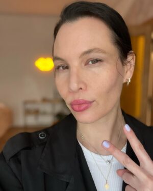 Simona Rýdlová Instagram - Tohoto dne 2012 ➡️ a dnes
31 versus skoro 43
profi nalíčená a vyfocená versus rychlý selfie v práci
Ne že bych nebyla hezká, jde o to, že mám pevnější obličej teď než dřív. Mám otevřenější pohled, vyrýsovanější kontury, líčka výš, rty plnější..
Face Yoga rulez 😎
.
A nejlepší na to je to, že to můžete mít taky. Mám postavené funkční on-line programy na 10 minut denně. On-line NAPLNO 🥰. Link v biu.
.
Máme to v rukou.
. 
Jde to přirozeně. Bez botoxu a výplní. 
.
#faceyogasimona #faceyoga #oblicejovajoga #jdeto #prirozene #nobotox #nofillers