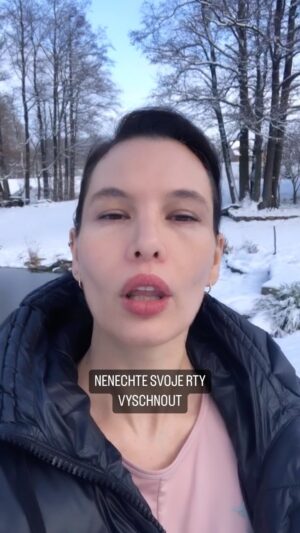 Simona Rýdlová Instagram - Nenechte svoje rty vysušit zimou ❄️🫦
Prokrvíte je cvikem Čmelák 🐝.
- rozvibrujte rty co to jde a vydržte co nejdéle
- nenafukují se tváře, ale vibrují rty
- pokud vám to půjde, zamáčkněte bradu, aby nepomáhala, bude to pak pro rty těžší a posílí se víc 
- a taky mazat, mazat, mazat ♥️
.
#faceyogasimona #plnerty #prirozene #oblicejovajoga #jdeto