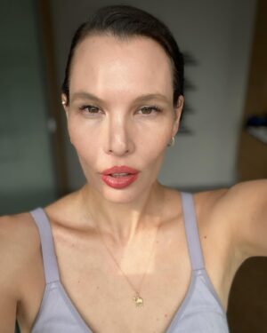Simona Rýdlová Instagram - Ať je den žen každý den ♥️🥰👯‍♀️
Přeji nám, mé milé ženy, ať se máme rády. Naše úžasná těla, která umí dávat život. Naše prsa, která umí živit dítě..
Pečujme o naše krásná těla. Nesrovnávejme se. Krása je subjektivní. Je úplně jedno, kdo má větší prsa nebo menší zadek. 
Zdravé a opečované tělo má v sobě i sebevědomou a krásnou ženu ♥️
.
Máme to v rukou.
.
Já vím, ze je to zítra, ale jdu z festivalu Všem ženám a jsem tak plná tý skvělý ženský energie, že se s vámi o to musím podělit ☺️
.
#mdz #zenazenam #faceyogasimona