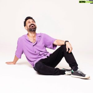Sinan Çalışkanoğlu Instagram - Huyumdur mor giyince gülerim 😊 mor işte 🕺🏻 hee bir de iyi pazarlar 🌈❤️ #shoot @balkanerkan 👑