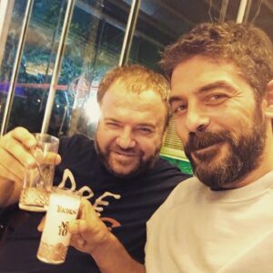 Sinan Tuzcu Instagram - Fotoğraf kendini anlatıyor zaten ama yazı ile yazmak gerekirse, kardeşim, dostum, yiğidiiim, iyiii ki doğdun @nihatsdr iyiii ki 💙🧿💙