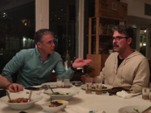 Sinan Tuzcu Instagram - “…ne demek programı kısa tutmak ? Süreni doldur KaFamı kızdırma “ dedi sayın genel yayın yönetmenim @guclumete . Çok sinirli çok 😎🤣😂 @kafaradyo @kafadergisi “marmarlar” buluşmasından bir enstantane 🤦‍♂️