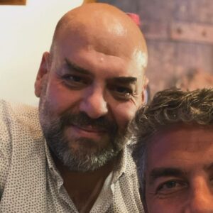Sinan Tuzcu Instagram - Dostum, ah benim koca yürekli kardeşim, nam-ı diğer “vagon Tunç”, Zeki Tunç Dortunç, huzur içinde uyu kardeşim…. Bir gün yine görüşürüz, oturup gençliğimizi konuşuruz Tunçum… ah benim güzel kardeşim, yattığın yer seni incitmesin 🙏