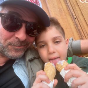 Sinan Tuzcu Instagram - Atın iyisine doru, yiğidin iyisine deli derler 🖖 ayrıca dondurma bizim işimiz hacılar. Gölge etmen 😎