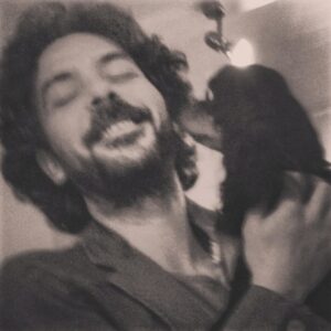 Sinan Tuzcu Instagram - Üç ay oldu bu gün. Her gün daha da kötü. Neyi daha çok yapsam sen daha da eksik kalıyorsun. Temmuz’u zaten… neyse, özledim Lan Yaver! Çok özledim. 🐾
