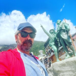 Sinan Tuzcu Instagram - Set arası Fotoğraflara bakarken bunu buldum, paylaşayım dedim. Chamonix-Mont-Blanc, 1100 metre civarı, Jacques Balmat abimizin heykeli  yanında kankası Dr. Paccard. Babalar kol kola Mont Blanc’a tırmanan ilk dağcılar. Balmat abimizin Merinos koyunları üzerine de enteresan girişimleri var. Fırfırlı abiler, keyifli muhabbet olmuştu… 🖖😎