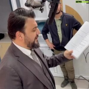 Şinasi Yurtsever Instagram - Yes sir there is the table. 😀🎬✅😎💗👑🤩 #dizi#komedi#dublaj#organizasyonbizimişimiz#set#kameraarkası