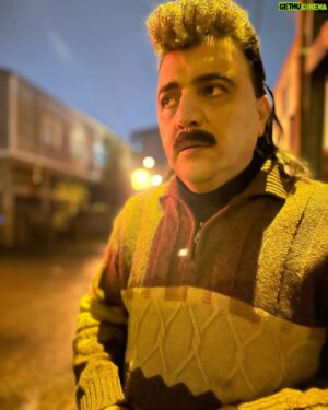 Şinasi Yurtsever Instagram - Ben garip ben fakir. Set biter. Set paydos. Photo by @fatih_emanet 🎬