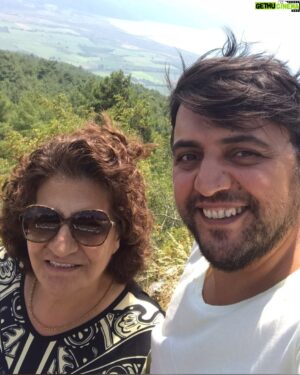 Şinasi Yurtsever Instagram - Canım annem ❤️ Annemin ve tüm annelerin anneler gününü kutluyorum. 🧿#güleryurtsever #annelergünü